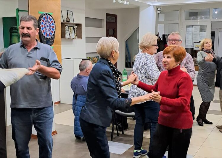 Nek je pjeseme i plesa