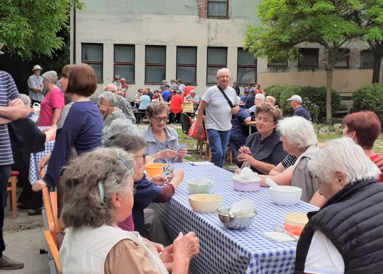 100 članova na skupštini
