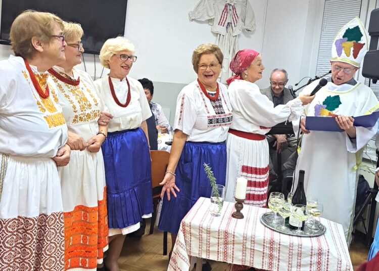 Biskup blagoslovio vino