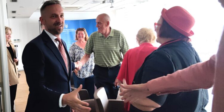 Uručena peticija “Veće mirovine odmah!” ministru Piletiću