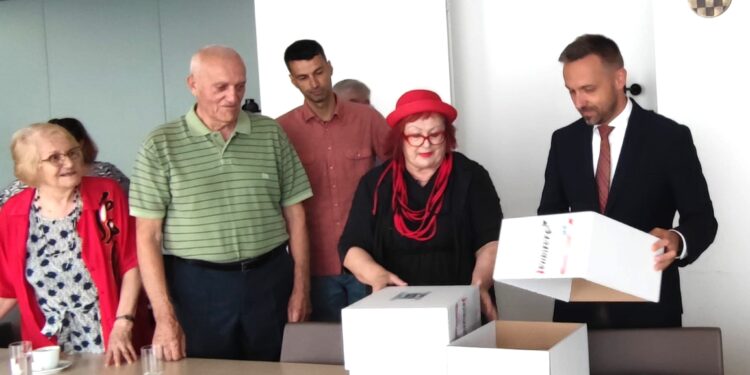 Uručena peticija “Veće mirovine odmah!” ministru Piletiću