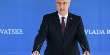 UVODNA RIJEČ: Plaće političara će progutati mirovine