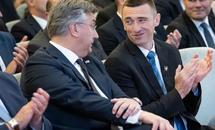 Prosvjedujemo jer za 60 posto neto dižete svoje visoke plaće, a smanjujete umirovljenicima