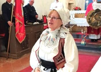 Tihana Stepinac Fabijanić u samoborskoj narodnoj nošnji na Florijanovo u crkvi sv. Mihalja.jpg