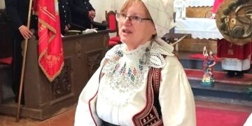 Tihana Stepinac Fabijanić u samoborskoj narodnoj nošnji na Florijanovo u crkvi sv. Mihalja.jpg