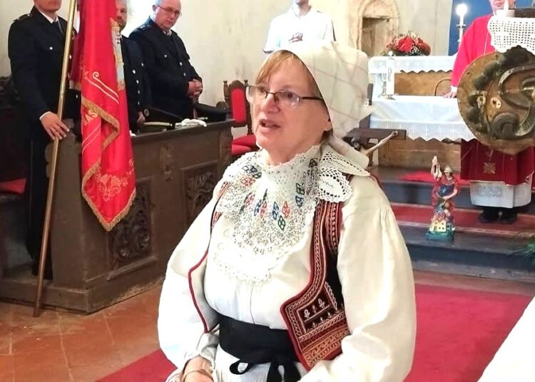 Tihana Stepinac Fabijanić u samoborskoj narodnoj nošnji na Florijanovo u crkvi sv. Mihalja.jpg